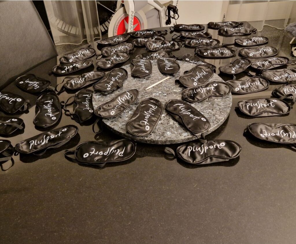 Dunkelbrillen nach dem Einsatz bei PluSport (mit PluSport Logo)