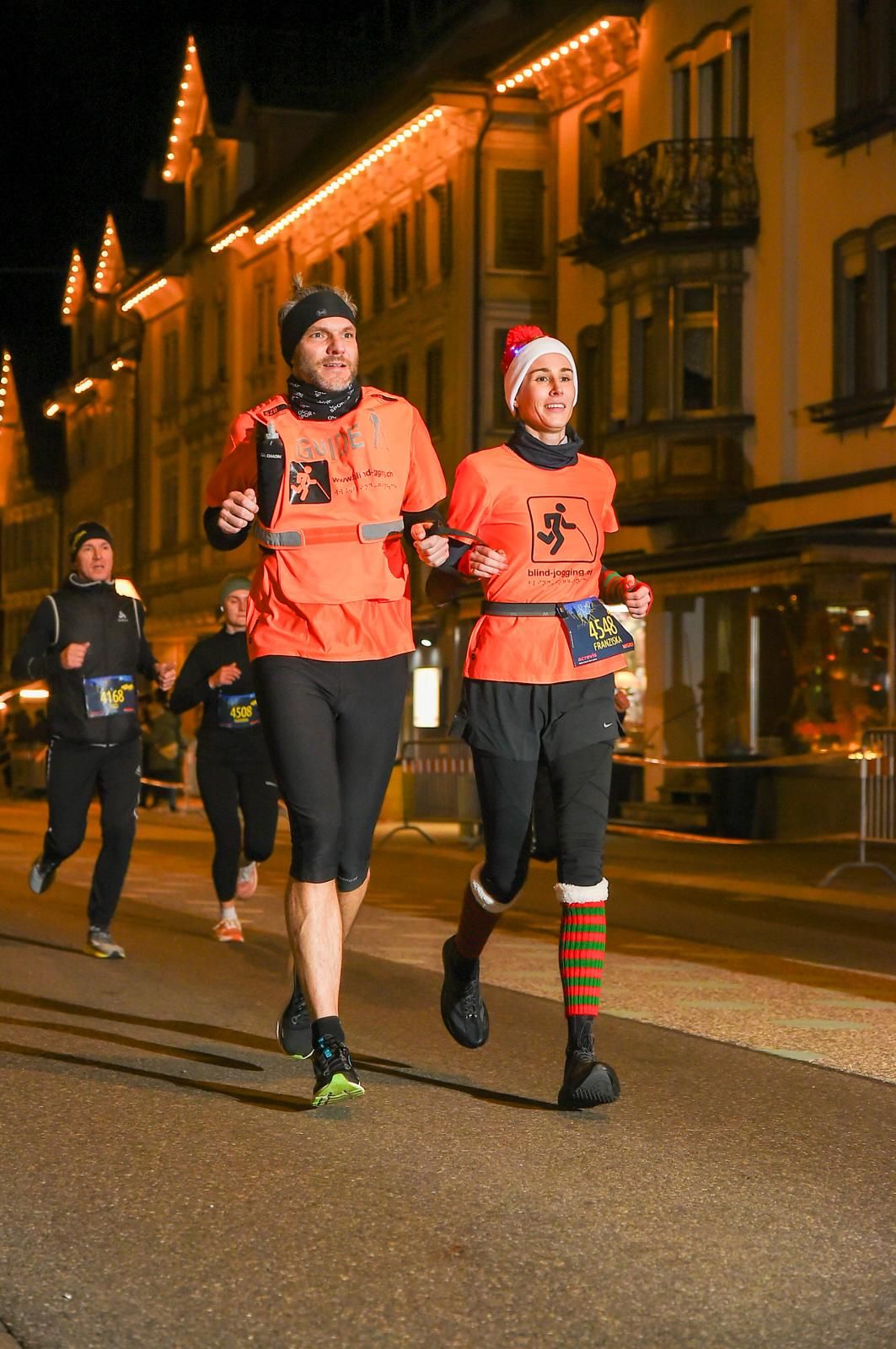Franziska mit Guide Rico am Gossauer Weihnachtslauf 2025