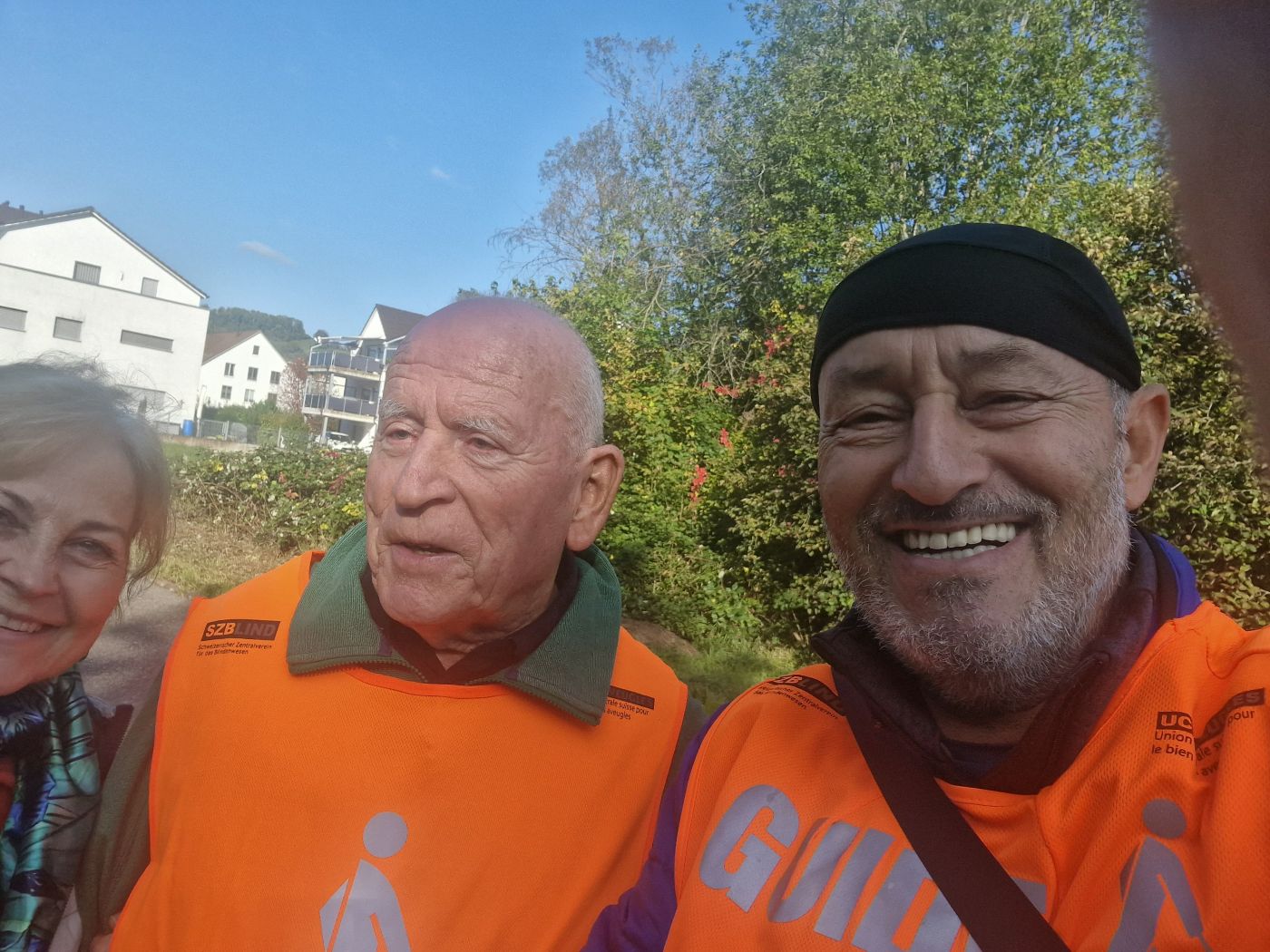 Selfie von Hans, sehbeeinträchtigter Läufer, 83 jährig, und Gabor und Madeleine