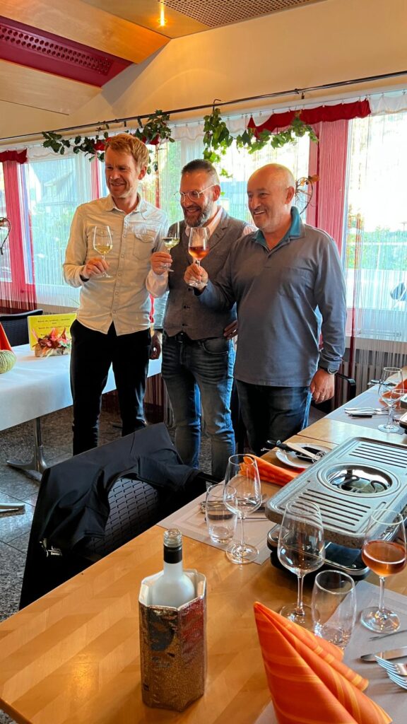 Abschluss Wiitblick 2023 in einem Restaurant in Visp mit Mario, Gabor, Blind-Jogging, und Othmar, Schweizerische Bibliothek für Sehbehinderte