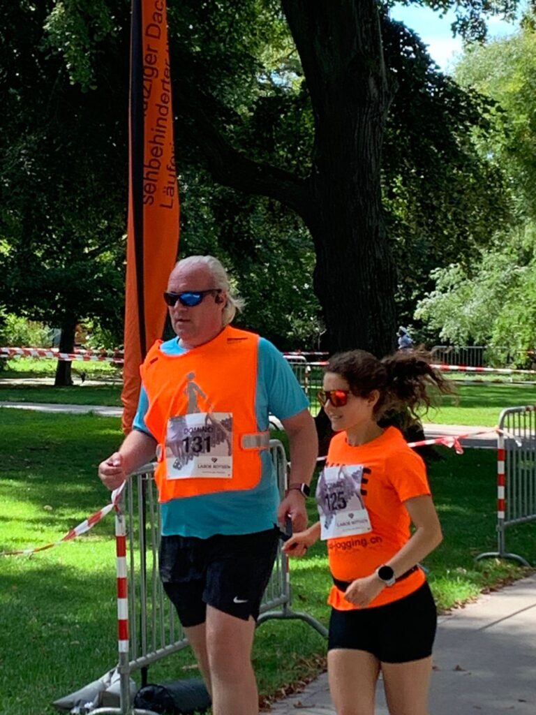 Sponsorenlauf Domino: ein Tandem unterwegs