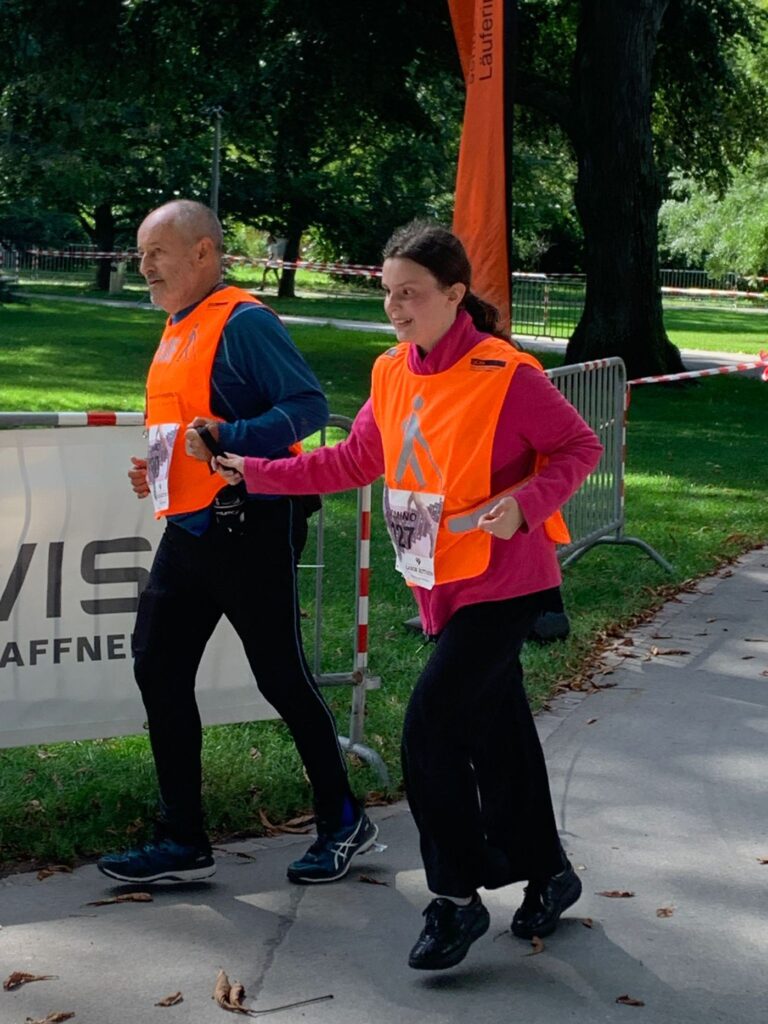 Sponsorenlauf Domino: ein Tandem unterwegs