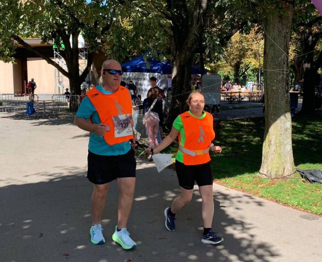 Sponsorenlauf Domino: ein Tandem unterwegs