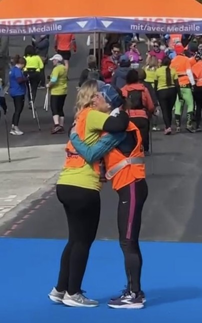 Silvia und Guide Andrea umarmen sich im Ziel, Kerzerslauf 2026