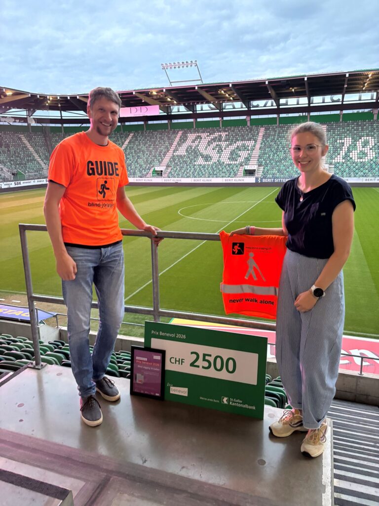 Prix benevol 2026 Auszeichnung: Sektionsleiter St. Gallen, Severin, mit Läuferin Annina und Cheque im Wert von CHF 2500