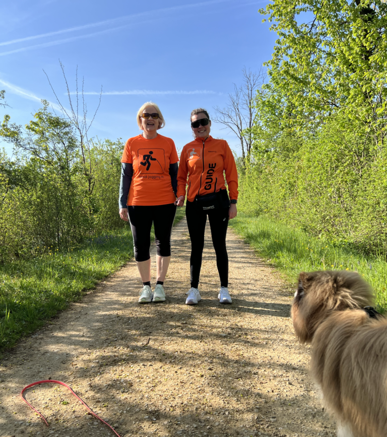 Irene mit Guide Tanja und Hund am Waldrand: Tandem des Monats April 2026