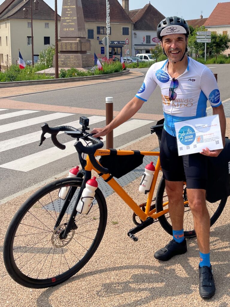 Carlos, Initiator von Jeder Km zählt, auf dem Fahrrad unterwegs