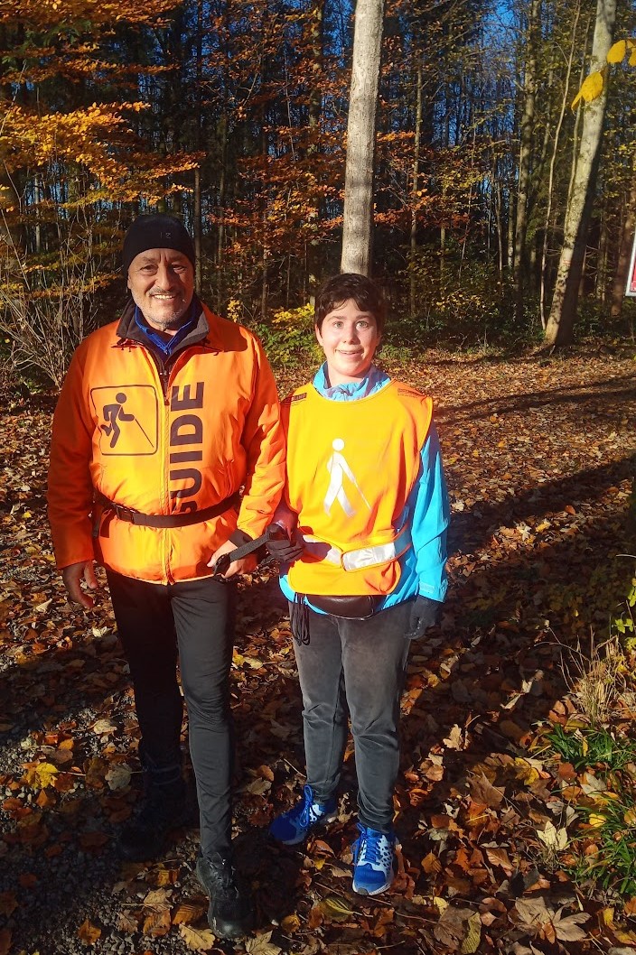 Jessica mit Gabor im Bern beim Lauftraining im Wald