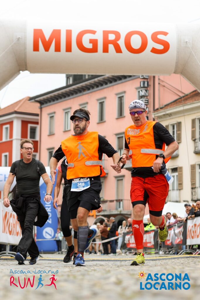 Mario K. mit Guide Lukas beim Zieleinlauf am Halbmarathon in Ascona