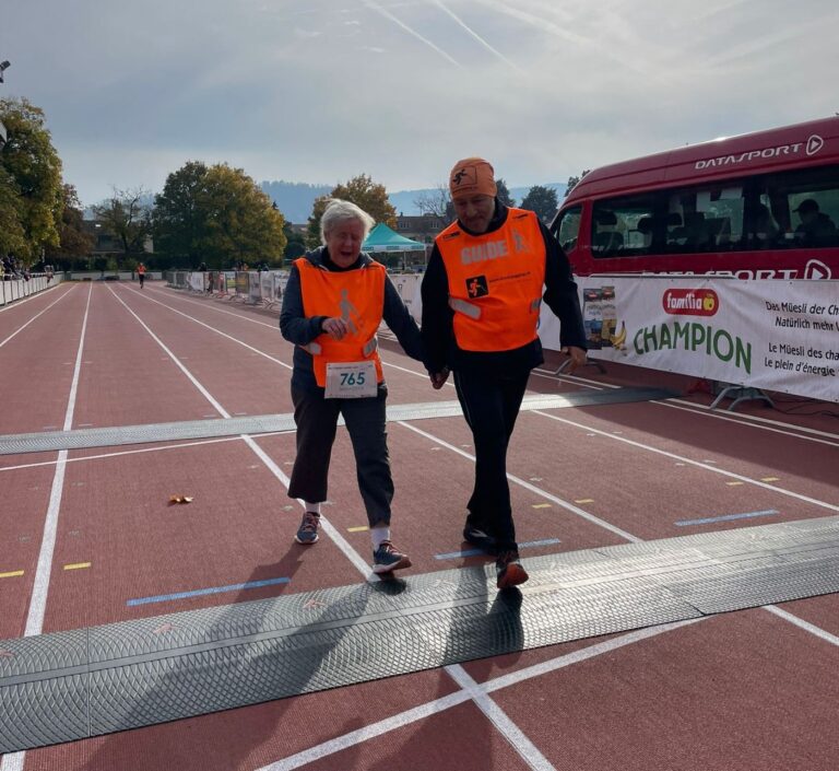 Bernadette mit Guide Gabor am Muttenzer Herbstlauf 2025 beim Zieleinlauf
