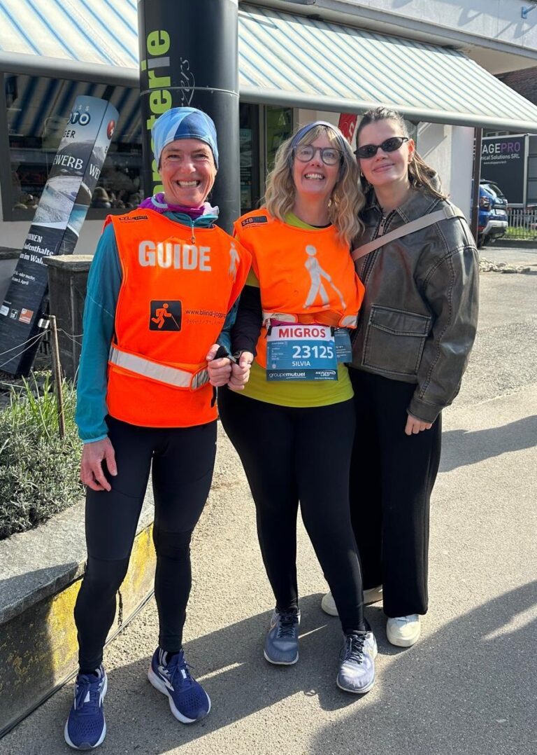 Silvia mit Guide Andrea am Kerzerslauf 2026, Foto mit dem Tandem und der Tochter von Silvia