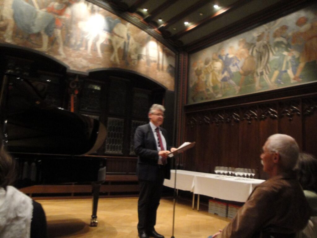 Benefizkonzert mit Sängerin Solenn' Lavanant zugunsten Blind-Jogging im 2014: Robert-Jan B., Lions Club Basel, hält eine Ansprache