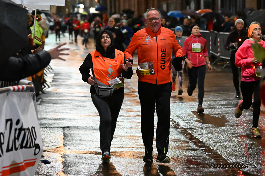 Roberta mit Gregor im Regen auf der Laufstrecke des Basler Stadtlaufs im November 2023