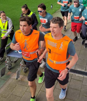 Bild im FIT for LIFE Magazin von Läufer Virgil und Guide Severin