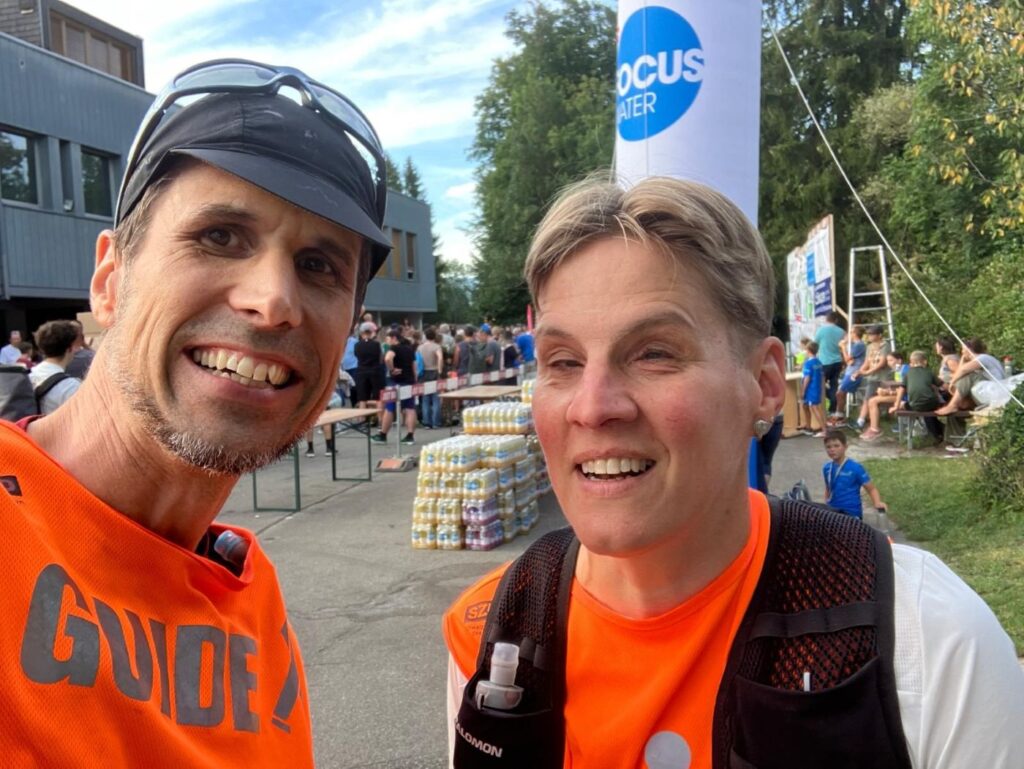 Simone mit Guide Remo an einem Lauf