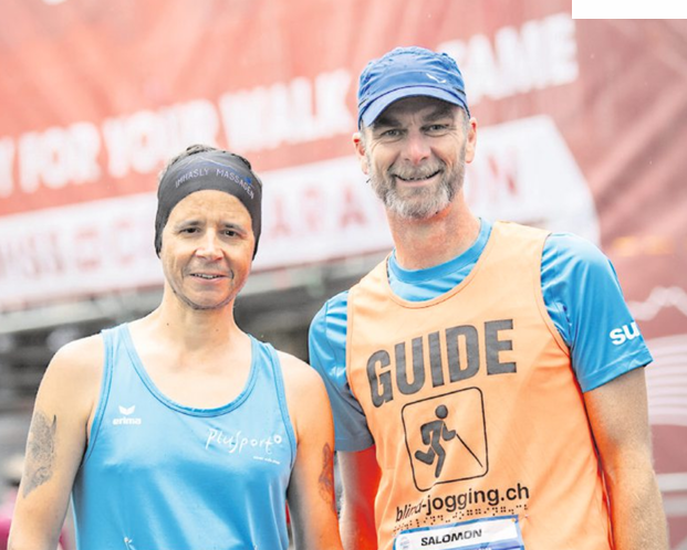 Stefan mit Guide Matthias am Swisscitymarathon 2026, Tandemportraitbild mit Startnummern