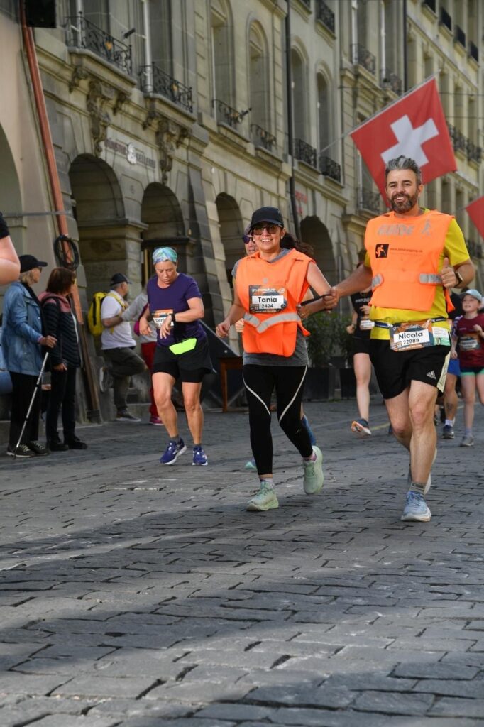 GP Bern 2025: Tania mit Guide Nicola am Laufen durch die Berner Innenstadt