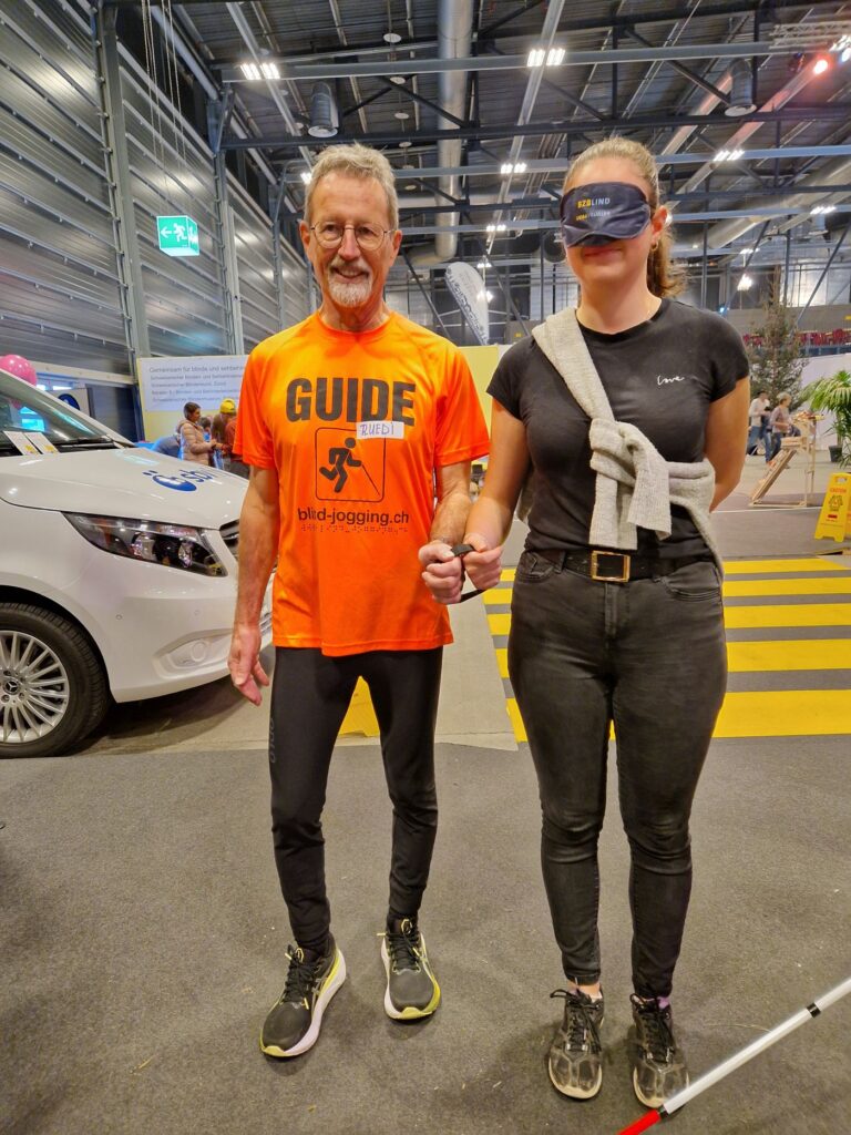 Walking Parcours mit Guide und Teilnehmerin (mit verbundenen Augen) an der Messe Neuland 2024