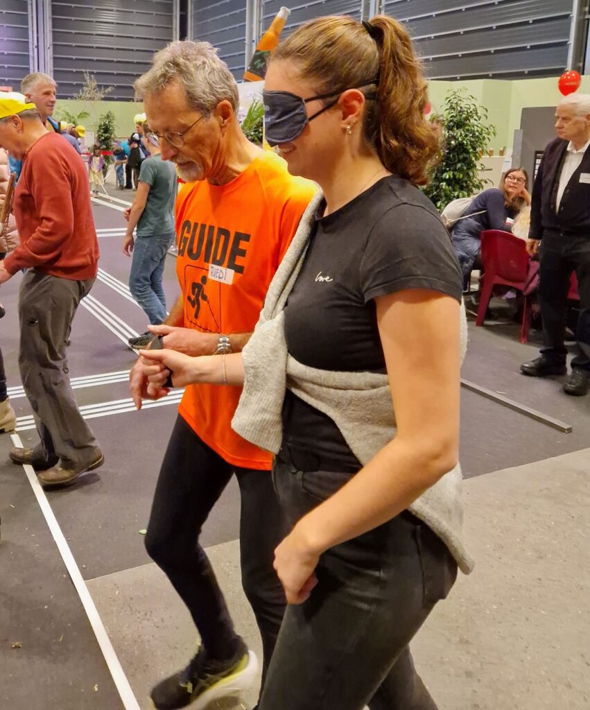 Walking Parcours mit Guide und Teilnehmerin (mit verbundenen Augen) an der Messe Neuland 2024