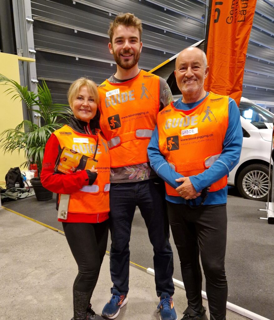 Teamfoto mit zwei Guides und Blind-Jogging Präsident Gabor Szirt an der Messe Neuland 2024