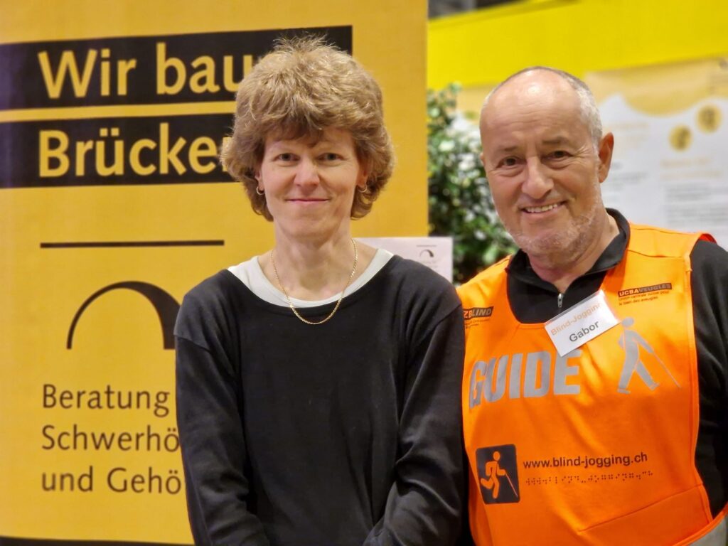 Läuferin von Bern mit Blind-Jogging Präsident Gabor Szirt an der Messe Neuland 2024