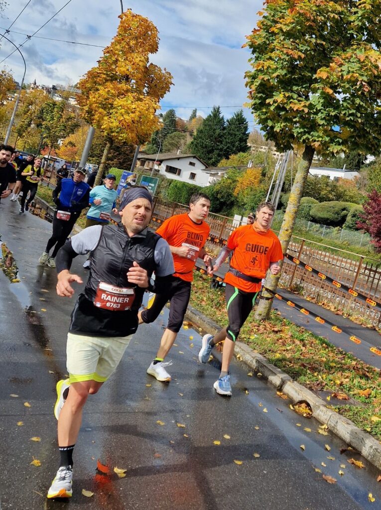Virgil mit Severin auf der Strecke am Swiss City Marathon Luzern 2025