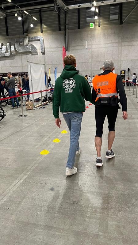 Ausprobieren im Tandem zu laufen als sehbeeinträchtigte Persona an der Handicap Messe in Luzern 2022