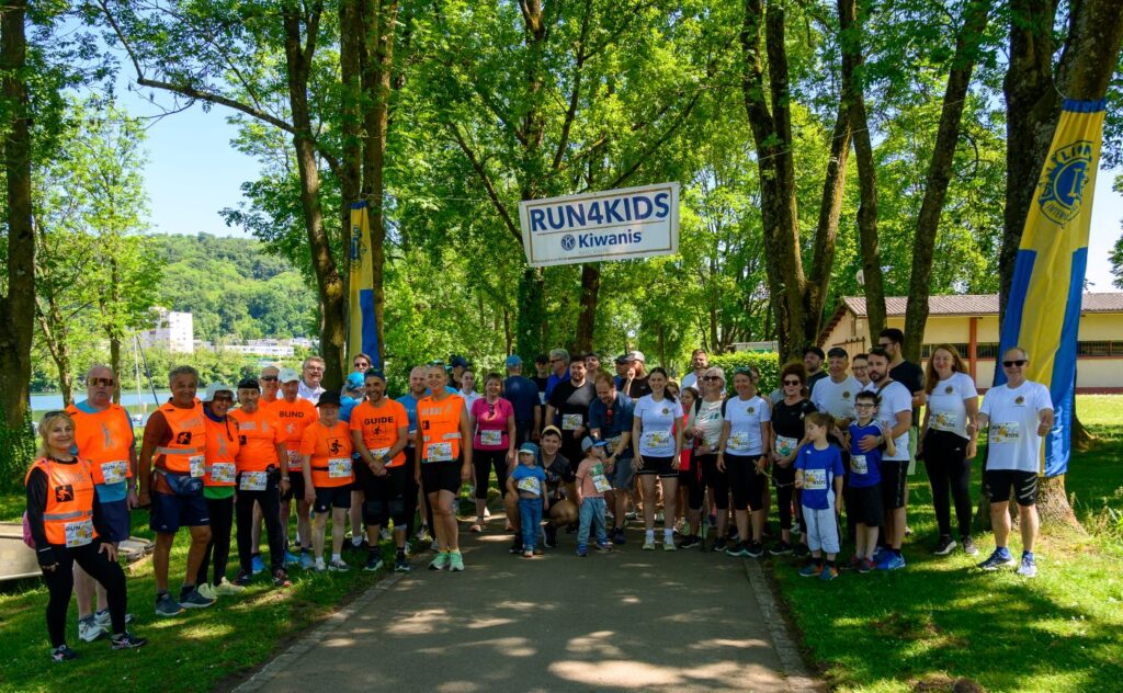 run4kids 2026: Gruppenfoto der Läuferinnen und Läufer, mit Blind-Jogging Teilnehmenden und Kiwanis