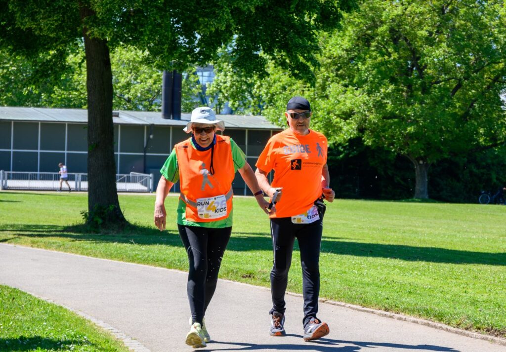 Run4kids 2026: Ein Tandem beim Walken