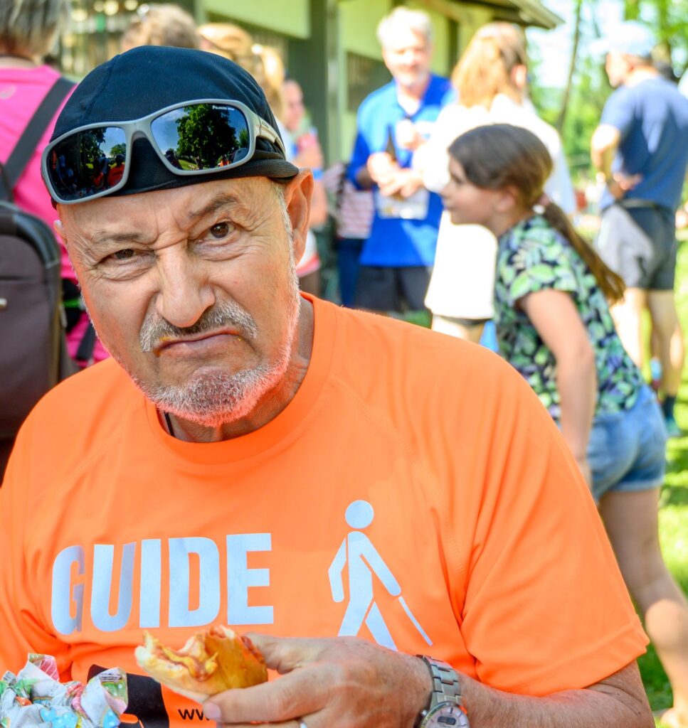 Run4kids 2026: Gabor beim Essen mit Grimasse