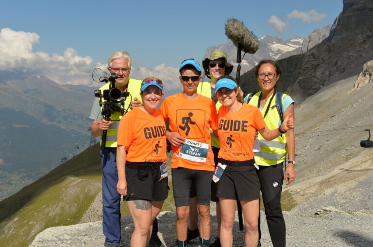 Gruppenfoto am Jungfraumarathon mit Stefan, seinen Guides Nathalie und Xenia, und einem Filmteam