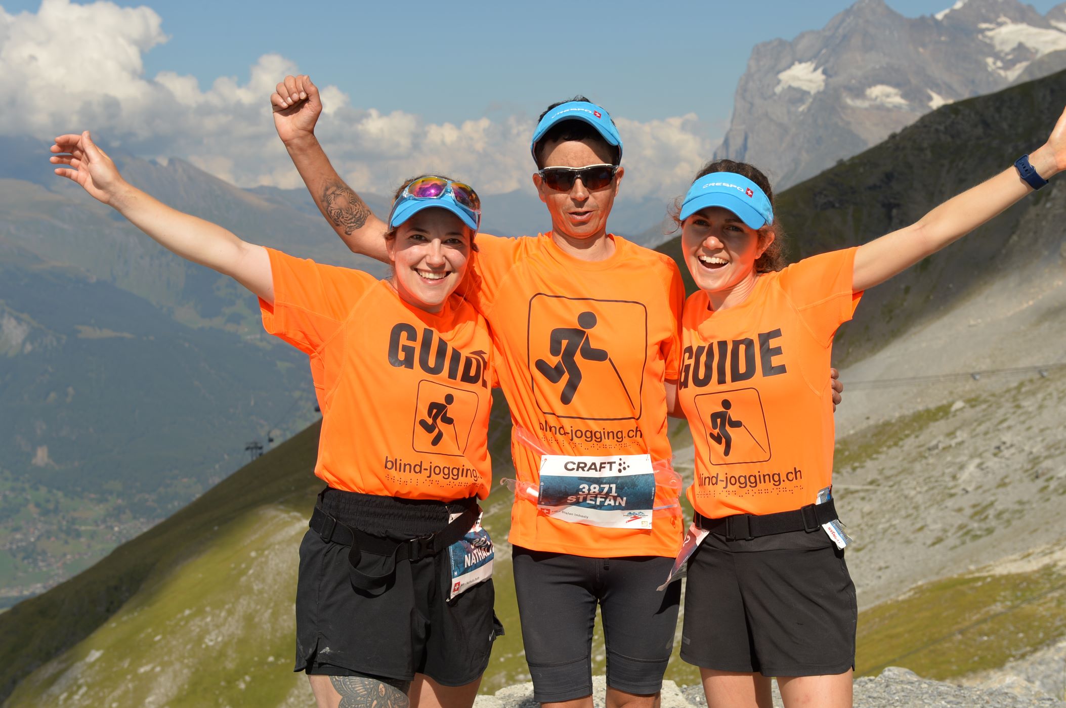 Läufer Stefan am Jungfraumarathon, im Ziel mit den Guides Nathlie und Xenia