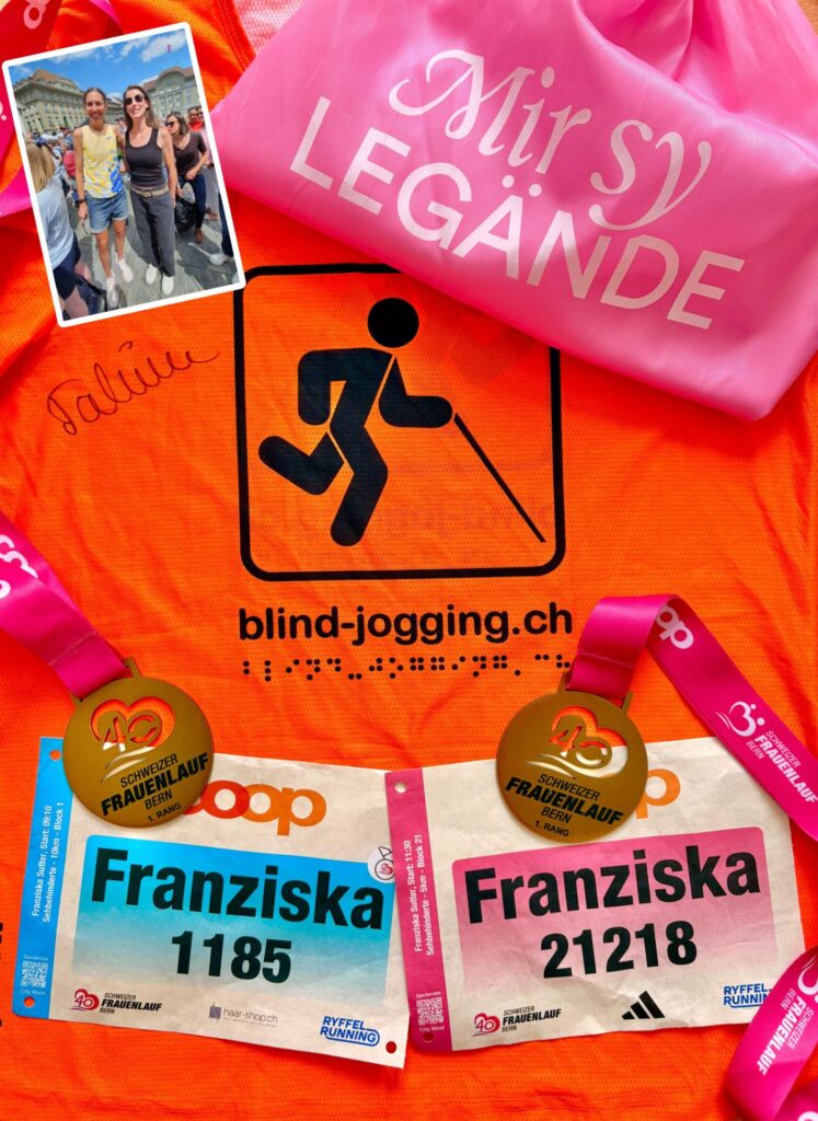 Franziska mit Guide Rico am Frauenlauf 2026: Zweimal Goldmedallie und signiertes Blind-Jogging Shirt von Fabienne Schlumpf