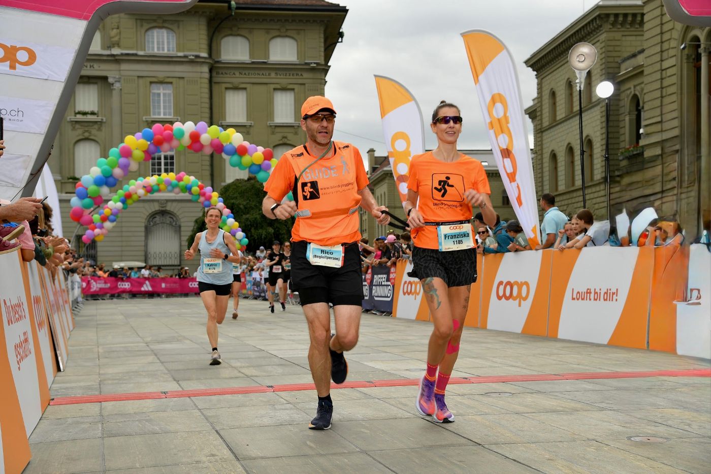 Franziska mit Guide Rico am Frauenlauf 2026: auf der Zielgerade