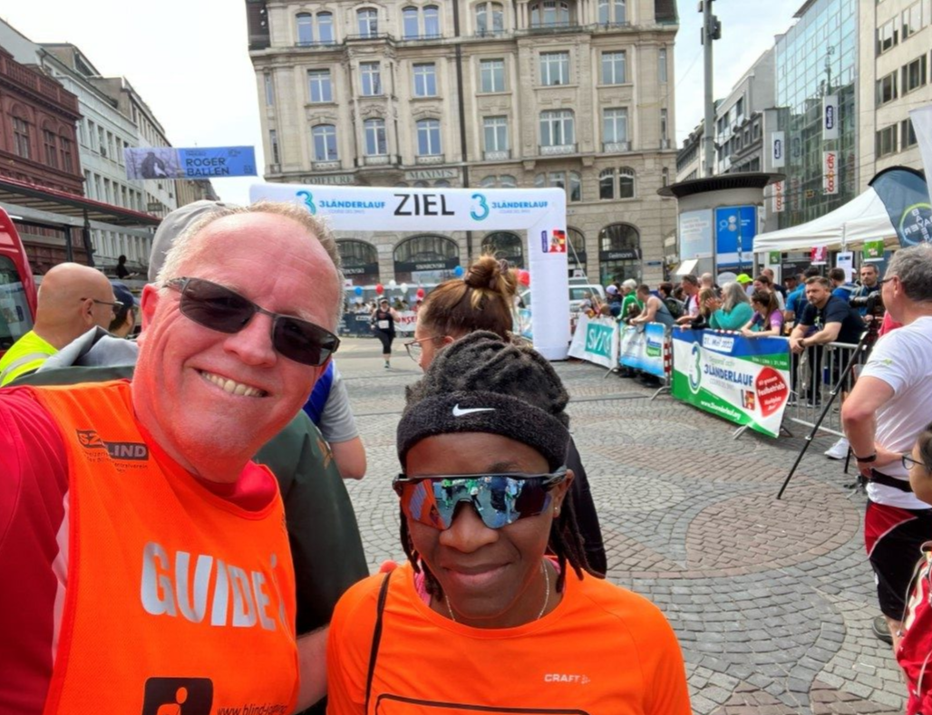 Vida mit Guide Gregor am Dreiländerlauf in Basel